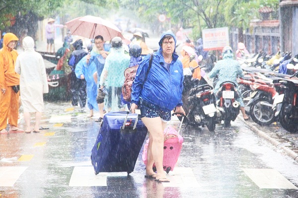 “Kinh hoàng” nghe khách Tây kể về trải nghiệm “15 phút chạy bão” ở Hội An