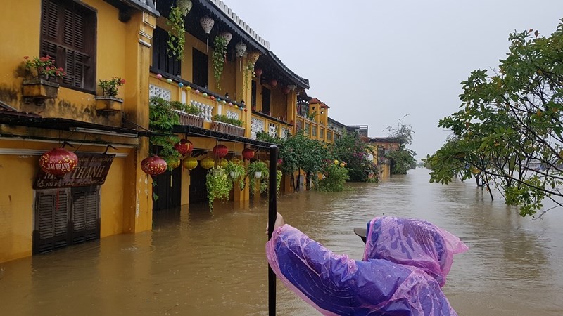 Mưa lớn kéo dài, phố cổ Hội An chìm trong “biển nước”